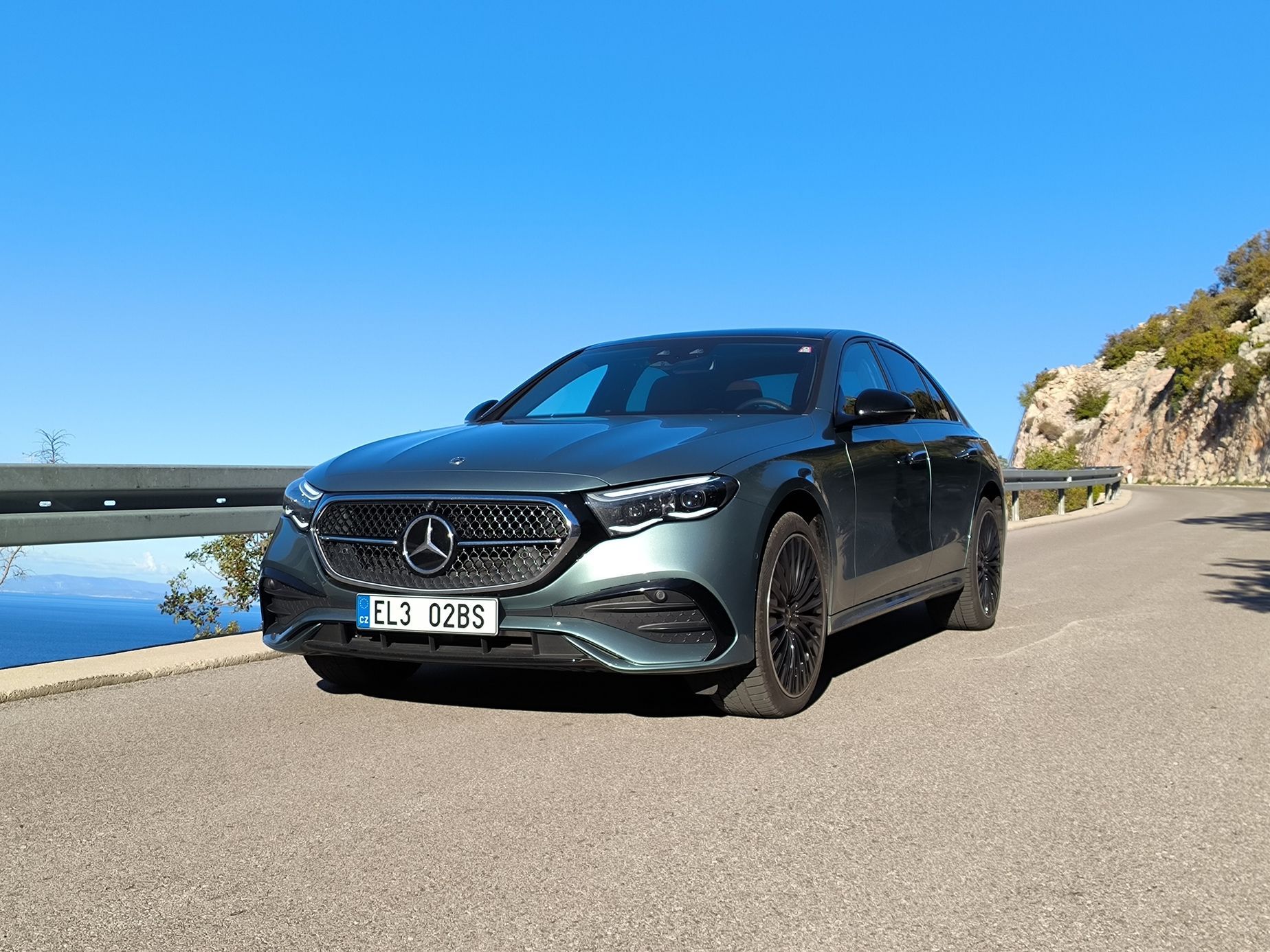 With an E-class Mercedes to Croatia.  How much does a plug-in hybrid actually cost?  |  Currently.cz