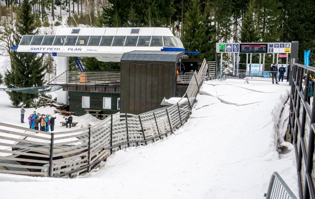 Lyžaři na lanovku, která je hlavním přepravním zařízením v celém areálu Svatého Petra, nastupují po střeše jednopodlažního objektu. Právě střecha tohoto objektu se propadla. | Foto: ČTK