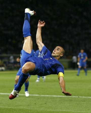 Ital Fabio Cannavaro se pokusil překonat francouzského brankáře efektními nůžkami. | Foto: Reuters