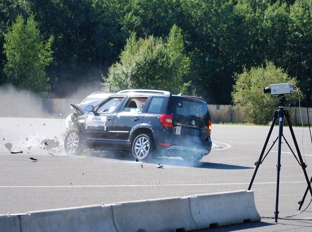 Vozidla se postupně otáčela a stále z nich odlétávaly trosky | Foto: Radek Pecák