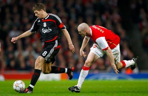 Kapitán Liverpoolu Steven Gerrard utíká Phillipu Sanderosovi | Foto: Reuters