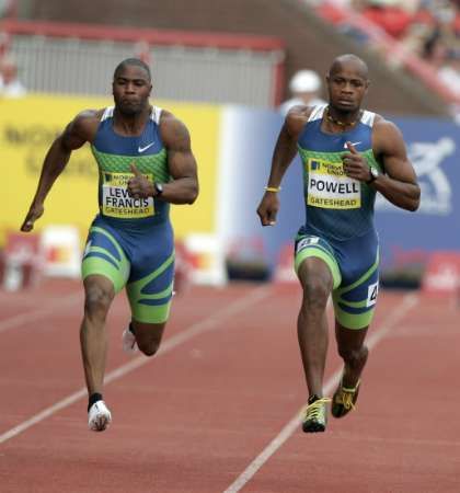 Jamajčan Asafa Powell (vpravo) na atletickém mítinku v Gatesheadu, kde opět vyrovnal světový rekord v běhu na 100m. | Foto: Reuters