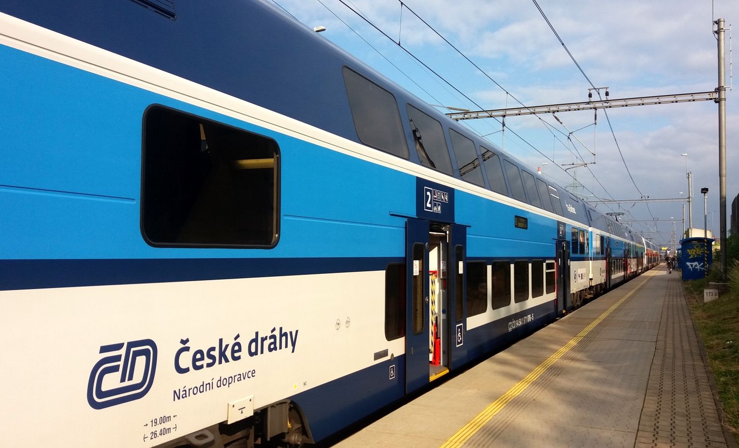 Die Tschechische Bahn löst Probleme auf dem Weg nach Deutschland.  Das Auto wird von einem speziellen Techniker inspiziert