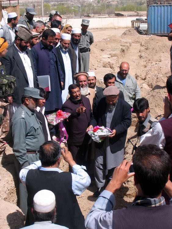 Guvernér Abdullah Wardak a zástupce afghánského ministerstva zdravotnictví v Lógaru Mohammad Zarif pokládají základní kámen pro stavbu kliniky. | Foto: Zdeněk Harmeník