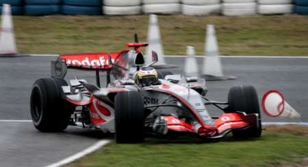 Testovací jezdec McLarenu Španěl Pedro Martinez de la Rosa nezvládl na mokré dráze v Jerezu monopost formule jedna a poroučel se z trati. | Foto: Reuters