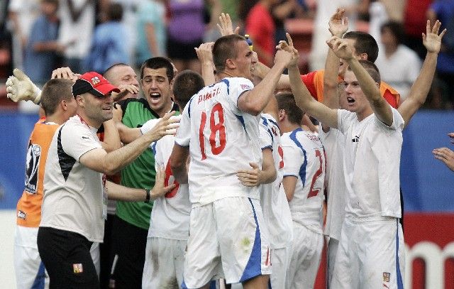 Český tým slaví postup do semifinále světového šampionátu po vítězném penaltovém rozstřelu se Španělskem. | Foto: Reuters