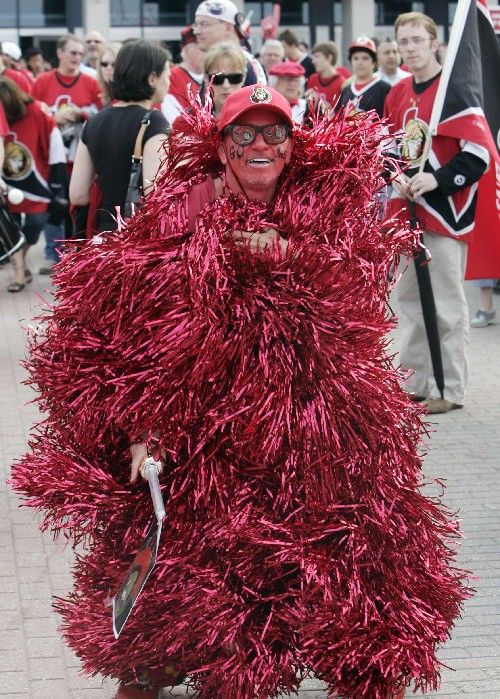 Fanoušek Ottawy Senators přichází na třetí finále Stanley Cupu proti Anaheimu. | Foto: Reuters