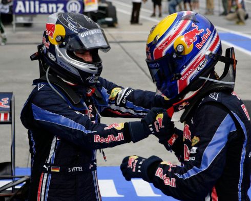 V cíli se radují týmoví kolegové Mark Webber a Sebastian Vettel | Foto: Reuters