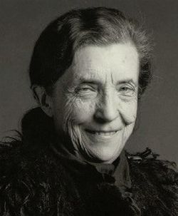 2. 6. - Louise Bourgeois, sochařka dávných traumat - Ve věku 98 let zemřela v New Yorku sochařka Louise Bourgeois, která patřila k nejvlivnějším umělcům 20. století. Přes úctyhodný věk si však slávy a poct neužívala tak dlouho, jak by se mohlo zdát. I mezi širší uměleckou veřejností vešla známost až ve svých sedmdesáti - v roce 1982, kdy jí uspořádalo výstavu newyorské Museum of Modern Art. Byla to vůbec první retrospektiva, která v této instituci patřila ženě-sochařce. 
 Připomeňte si tuto osobnost ve článku zde . | Foto: Wikipedia