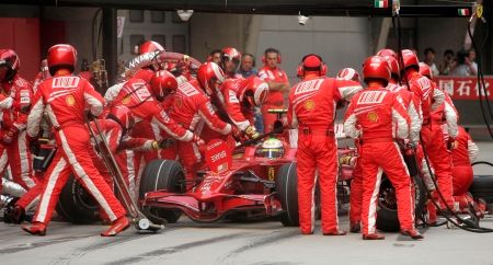 Brazilský pilot Ferrari Felipe Masa při zastávce v box na Velké ceně Číny. | Foto: Václav Rojík