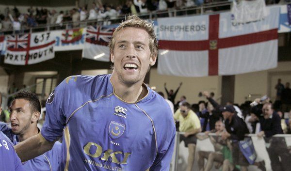 Posila Portsmouth Peter Crouch se předvedl. Ve čtvrtek ukázal svou mušku, když sestřelil vzdorující Guimaraes dvěma góly v prodloužení. | Foto: Zuzana Hronová, Reuters