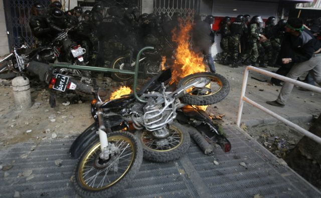 Zapálené motorky v ulicích Teheránu. Na motorkách jezdí tzv. basídžové. členové milic, kteřé útočí na demonstranty tyčemi a řetězy. | Foto: Reuters