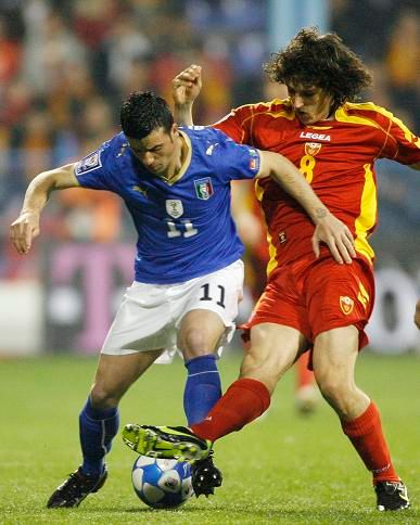 Antonio Di Natale z Itálie a Stevan Jovetic z Černé Hory | Foto: Reuters