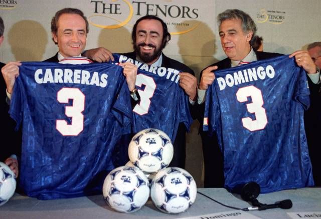 Tři tenoři (zleva Jose Carreras, Luciano Pavarotti a Placido Domingo) jako tři fotbalisté. Na snímku z roku 1998 se nechali zvěčnit s francouzskými národními dresy; Francie se čerstvě radovala z titulu fotbalových mistrů světa. | Foto: Reuters