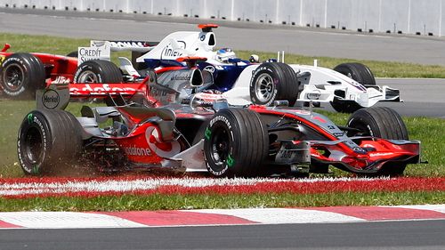 Fernando Alonso se se svým McLarenem dostal krátce po startu Velké ceny Kanady na trávu. | Foto: Reuters