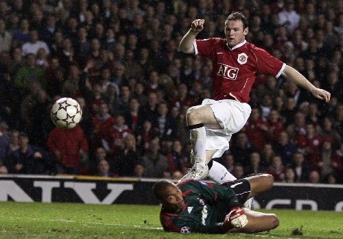 Wayne Rooney z Manchesteru United dává gól brankáři AC Milán Didovi (na zemi) v semifinále Ligy mistrů. | Foto: Reuters