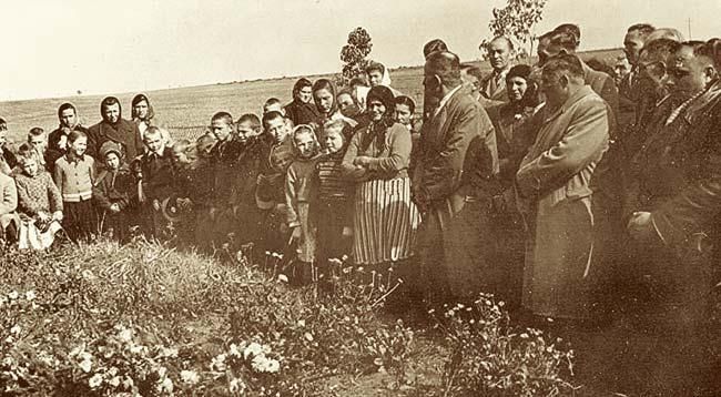 Přeživší z vypáleného Českého Malína na dobovém snímku. | Foto: Archiv Josef Řepík / www.mashlinecko.cz