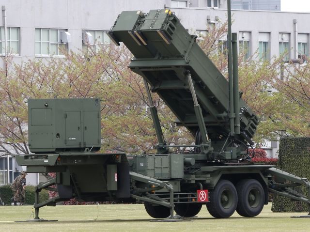 A Japan Air Self-Defense Force's PAC-3 is deployed at Defense Ministry in Tokyo Tuesday, April 9, 2013. Japan has deployed missile interceptors in key locations around Tokyo as a precaution against a possible North Korean ballistic missile tests. (AP Photo/Koji Sasahara) | Foto: ČTK