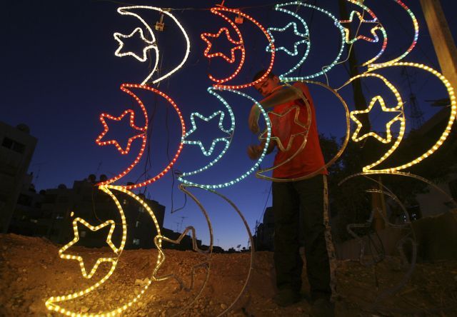 Ramadánová výzdoba v jordánském Ammánu. | Foto: Reuters