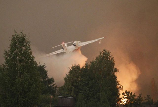 Kropící letoun u Nižného Novgorodu. | Foto: Reuters