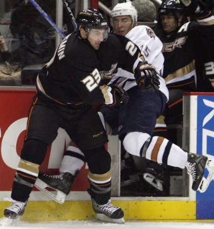 Hokejista Anaheimu Francois Beauchemin (vlevo) v potyčce s edmontonským Joffrey Lupulem. | Foto: Reuters