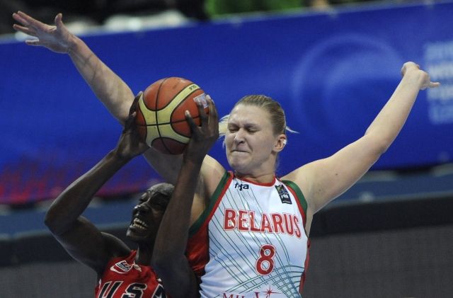 Mistrovství světa v basketbale žen, osmifinále, skupina E, Bělorusko-USA, 28. září v Ostravě. Sylvia Fowlesová (vlevo) z USA a Viktoria Hasperová z Běloruska. | Foto: ČTK