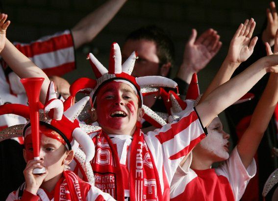 Nadšení, početní, stálí a věrní fanoušci - zatím jen sen Slavie. | Foto: Reuters