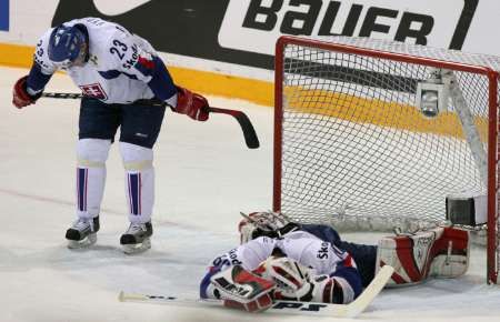 Brankář Križan a obránce Vydarený nechtějí věřit obratu Kanady. | Foto: Reuters