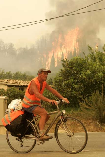 Požár ve vesnici Varvasaina na jihu poloostrova Peloponés, asi 350 kilometrů od Atén. | Foto: Reuters