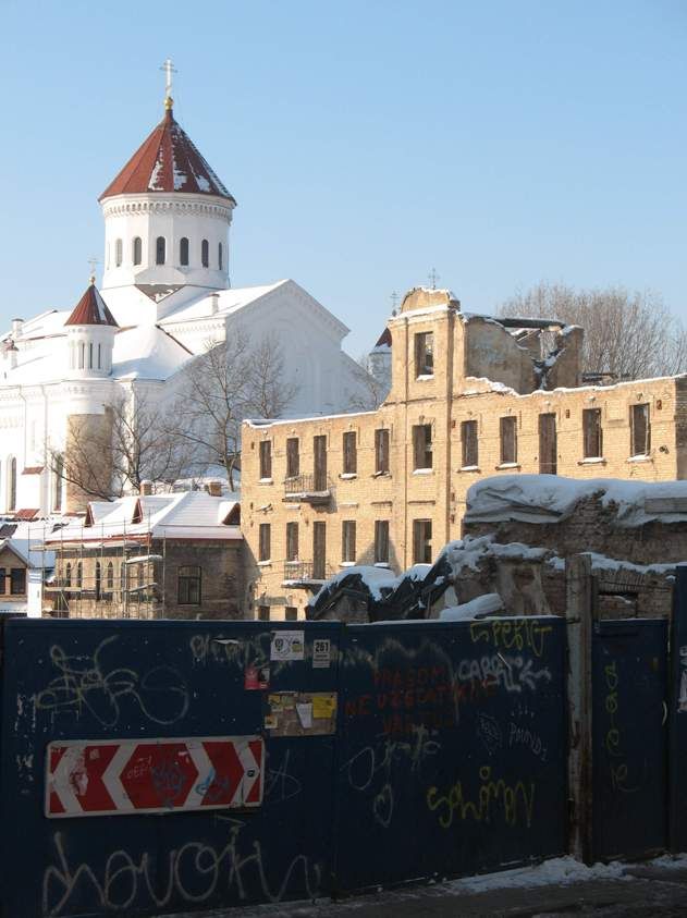 Vilnius je město kontrastů. Zbořené domy a "místa nikoho" najdete i samotném středu města. | Foto: Tereza Holanová