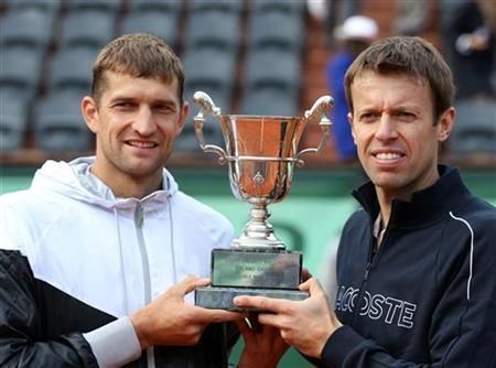 Max Mirnyj (vlevo) a Daniel Nestor se radují z triumfu ve čtyřhře na French Open | Foto: Reuters