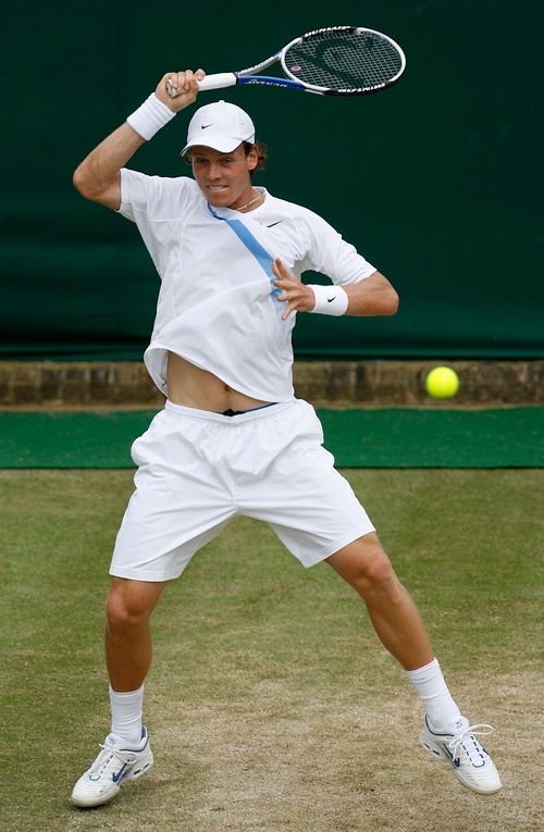 Tomáš Berdych odvrací míček v osmifinále Wimbledonu proti Švédovi Jonasi Björkmanovi. | Foto: Reuters