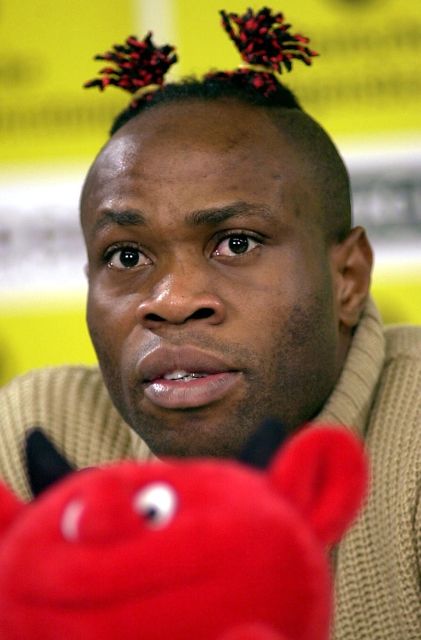 A Nigerijec Taribo West, to je vrchol originality. Viděli jste snad někdy něco podobného? | Foto: ČTK