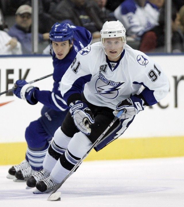 Steven Stamkos v akci při zápase Tampy Bay proti Torontu. | Foto: Reuters