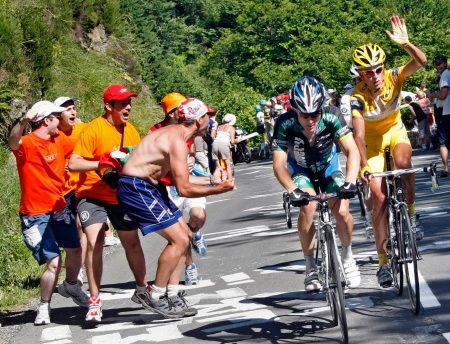 Čtyřnásobný mistr světa v dráhové cyklistice Alex Rasmussen (ve žlutém) zase dostal osmnáctiměsíční trest za to, že třikrát během roku a půl neabsolvoval dopingovou kontrolu. Trest začal platit zpětně od 1. října 2011 a Rasmussen nesměl startovat na olympijských hrách v Londýně. Navíc přišel o angažmá v týmu Garmin-Sharp. | Foto: Reuters