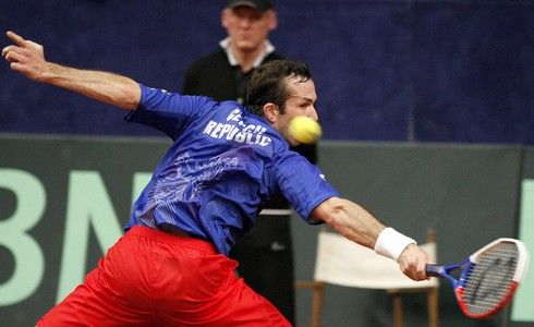 Radek Štěpánek vybírá úder Xaviera Malisse | Foto: Sport