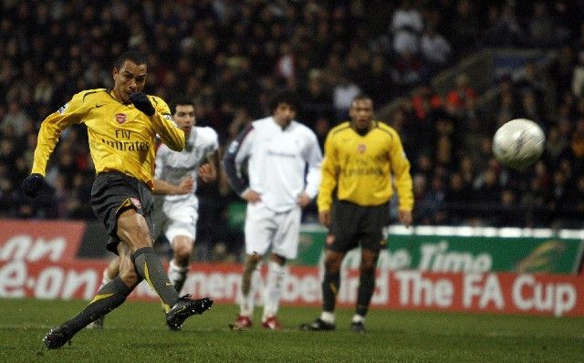 Kapitán Arsenalu Gilberto Silva při svém neúspěšném peneltovém pokusu v opakovaném zápase anglického FA Cupu proti Boltonu. | Foto: Reuters