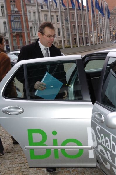 Eurokomisař Andris Piebalgs a auto na biopalivo v Bruselu. | Foto: Evropská komise