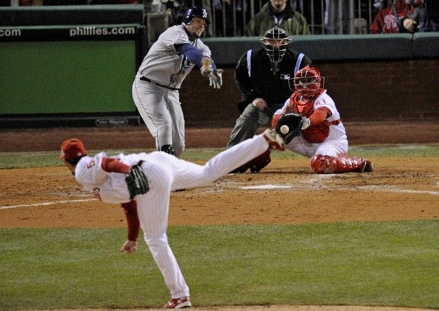 Poslední nadhoz Světové série. Eric Hinske z Tampy Bay Rays míjí nadhoz Brada Lidge a Phillies mohou v deváté směně slavit triumf. | Foto: Reuters