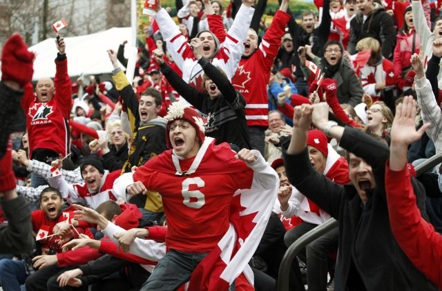 Fandilo se i před halou. | Foto: Reuters