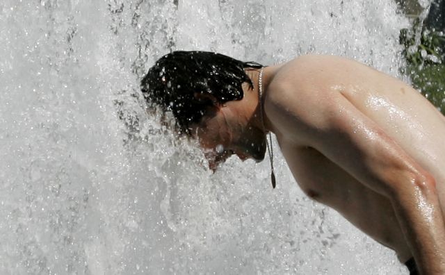 Na celém území Česka budou až do soboty opět vysoké teploty, které překročí 30 stupňů Celsia, místy vystoupí až na 35 stupňů. Meteorologové varují před přehřátím a dehydratací organismu. Doporučují proto lidem, aby nepobývali na slunci v poledních a odpoledních hodinách. Měli by omezit tělesnou zátěž a více pít. Děti vážící do 20 kilogramů by měly vypít 1,5 až dva litry denně, starší děti a dospělí kolem tří litrů denně. | Foto: čtk