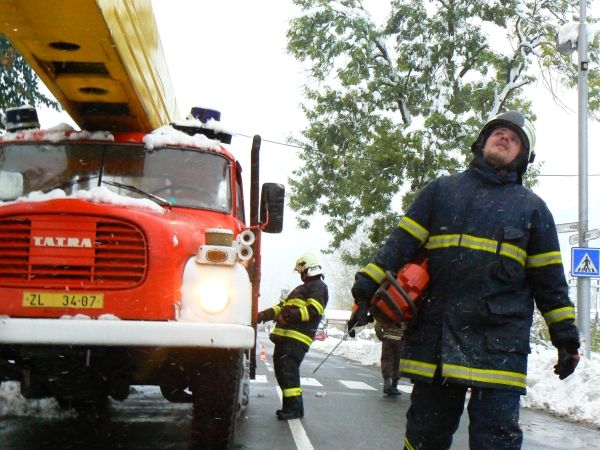 "Od půlnoci natvrdo," odpověděl tenhle hasič v Karolínce na otázku, jak dlouho ořezávají polámané větvě a k prasknutí pozohýbané stromy u silnic a domů. Bylo pět večer. | Foto: Karel Toman