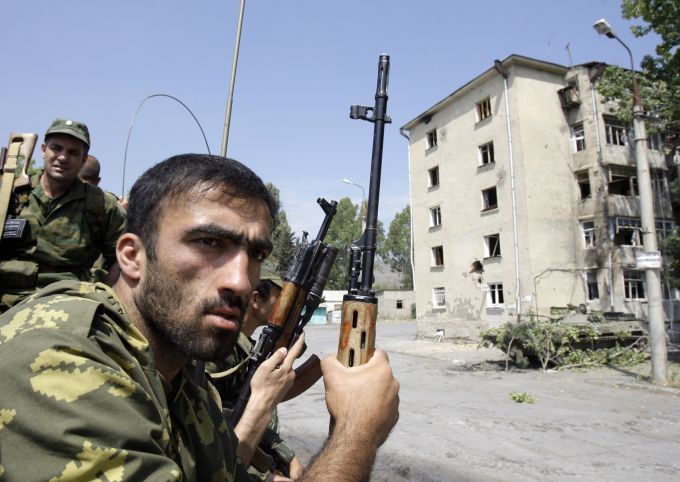 Čečenský bojovník z jihoosetinské armády. Někdejší nepřátelé Moskvy v Osetii bojují po jejím boku | Foto: Reuters