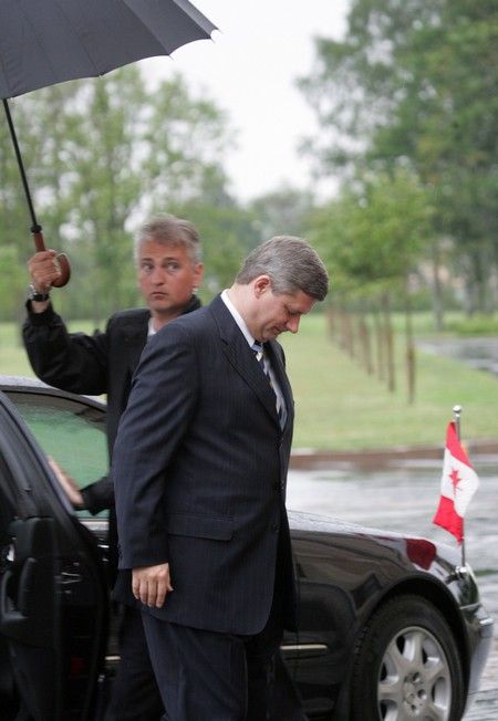 Kanadskýž premiér Stephen Harper přichází za deště do Konstantinovského paláce | Foto: Reuters