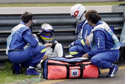 Pilot Williamsu Nico Rosberg v péči léklařů po klizi na startu Grand prix Brazílie. | Foto: Reuters