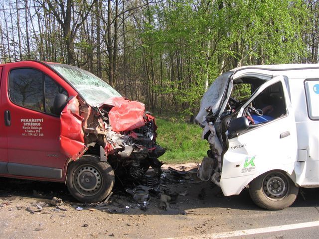 Při čelní srážce u Stříbra zemřeli oba řidiči | Foto: Report, HZSPK