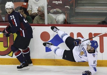 Saku Koivu po souboji s Dustinem Brownem padá, na konci zápasu se však radoval on. | Foto: Reuters