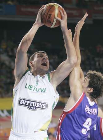 Litevský basketbalista Jonas Maciulis (vlevo)skóruje přes Jiřího Welsche. | Foto: Reuters