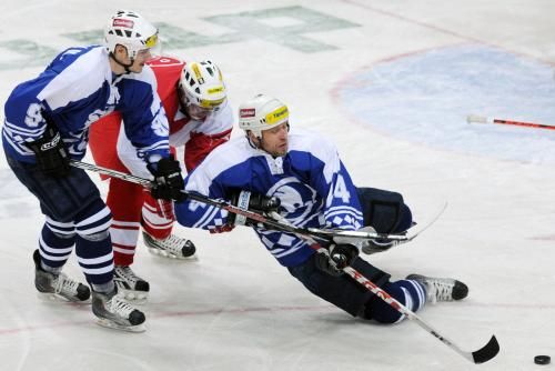 Jaroslav Modrý (vpravo) a Jakub Jeřábek zasahují před Jakubem Sklenářem | Foto: ČTK