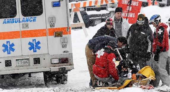 Sanitka kvůli zranění španělské lyžařky | Foto: Reuters